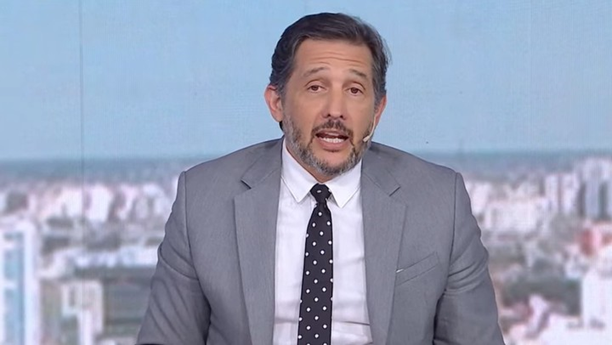 La situación escaló cuando la mujer le quitó los certificados a Roggiano y luego lo golpeó en la cabeza, obligando a Germán Paoloski a interrumpir inmediatamente la transmisión. Foto: Telefe La situación escaló cuando la mujer le quitó los certificados a Roggiano y luego lo golpeó en la cabeza, obligando a Germán Paoloski a interrumpir inmediatamente la transmisión. Foto: Telefe