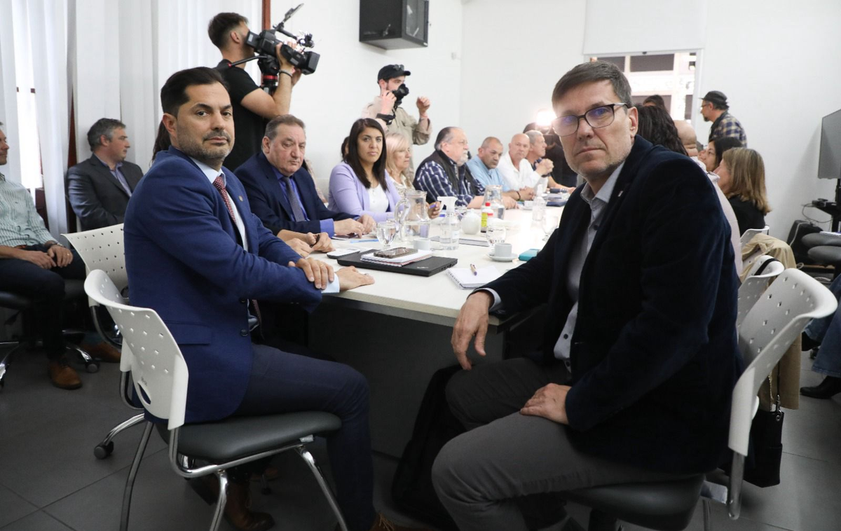 Mesa de diálogo "tensa". Mesa de diálogo "tensa". 