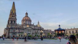 Vista del centro histórico de Guadalajara, una ciudad donde plazas, museos y edificios coloniales forman parte de su identidad cultural. Vista del centro histórico de Guadalajara, una ciudad donde plazas, museos y edificios coloniales forman parte de su identidad cultural.