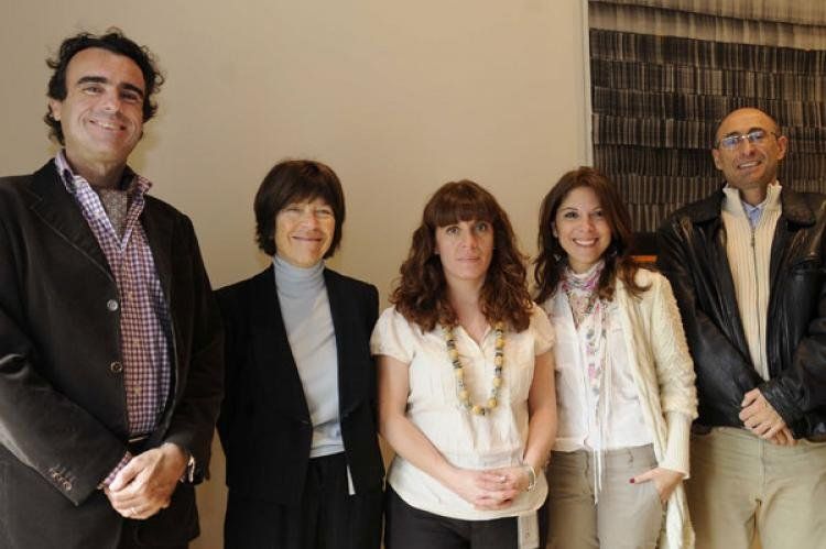 Eric Stobbaerts –Director Ejecutivo de DNDi–, Silvia Gold –Presidenta de Mundo Sano– y Sonia Tarragona –Directora General de Mundo Sano– junto con los miembros de DNDi –Cecilia Castillo y Daniel Mechali– tras la firma del acuerdo.