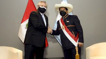 Alberto Fernández y Pedro Castillo, quien fue destituido como presidente de Perú. Alberto Fernández y Pedro Castillo, quien fue destituido como presidente de Perú.