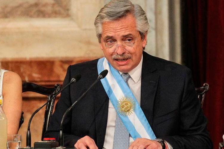 Por comunicación no debe entenderse sólo sus discursos y declaraciones. Los gestos -en la era de los medios audiovisuales y las redes sociales- comunican mucho más que sus palabras.