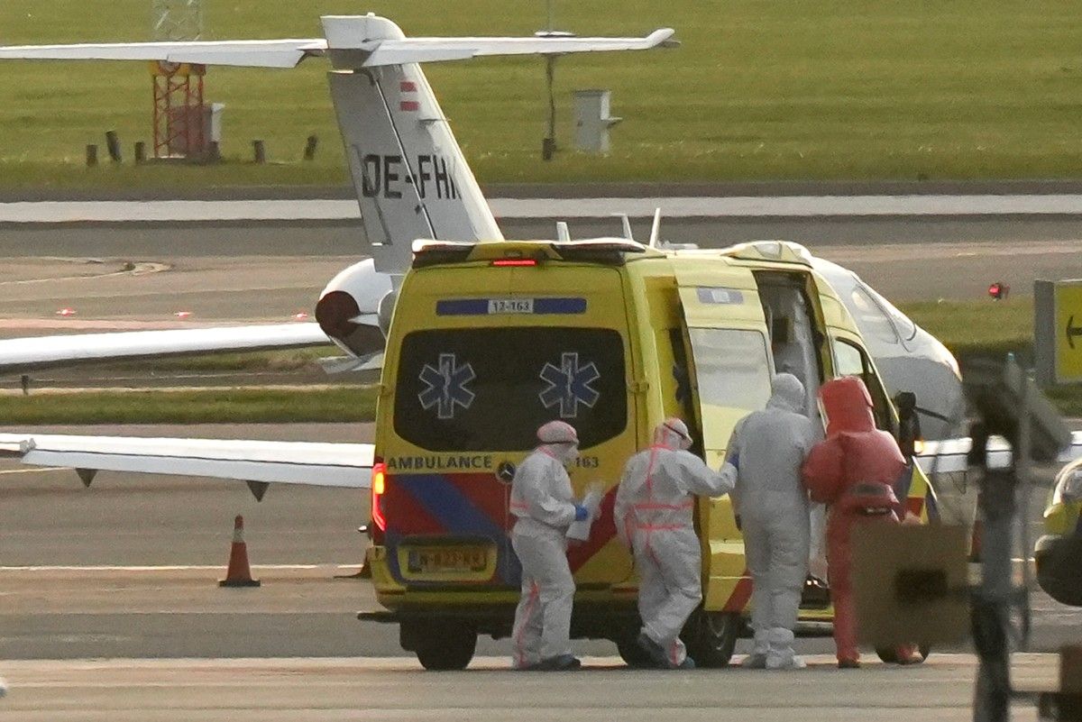 Una persona con traje de protección fue trasladada a una ambulancia en Schiphol, tras la evacuación de pasajeros del Hondius bajo sospecha de hantavirus. Una persona con traje de protección fue trasladada a una ambulancia en Schiphol, tras la evacuación de pasajeros del Hondius bajo sospecha de hantavirus.