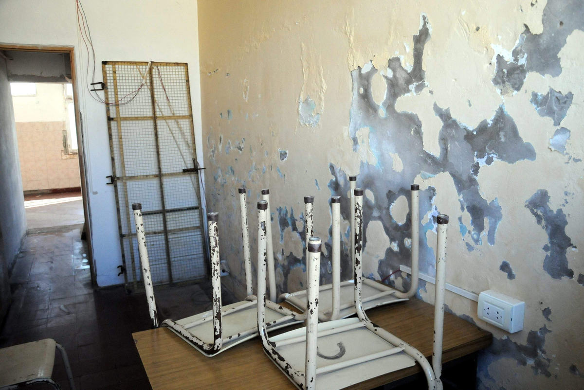 Argentina sufre un deterioro educativo significante con una escasez de los fondos destinados a la infraestructura y mantenimiento de las escuelas, la ausencia de una estructura sólida, la falta de controles; un gobierno despreocupado.