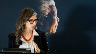 Francesca Albanese, relatora especial de las Naciones Unidas para los Territorios Palestinos Ocupados, con la imagen de fondo de Nelson Mandela, quien denunció y combatió el Apartheid en Sudáfrica Francesca Albanese, relatora especial de las Naciones Unidas para los Territorios Palestinos Ocupados, con la imagen de fondo de Nelson Mandela, quien denunció y combatió el Apartheid en Sudáfrica