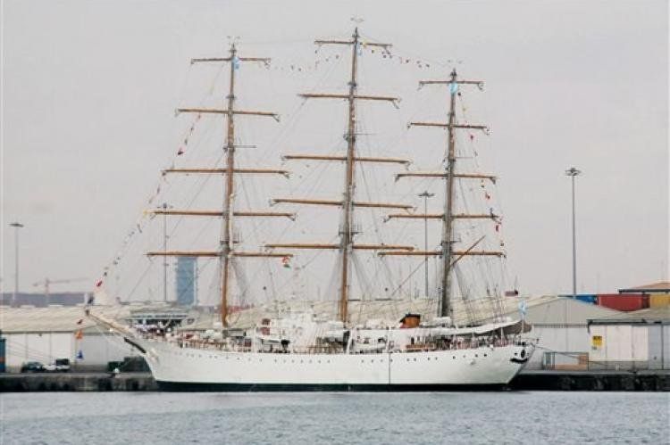 El buque escuela argentino Libertad, en el puerto de Tema, en las afueras de Accra, Ghana, embargado por orden judicial el viernes 5 de octubre del 2012 ante una denuncia de un fondo de inversión estadounidense, al que Argentina le debe dinero.