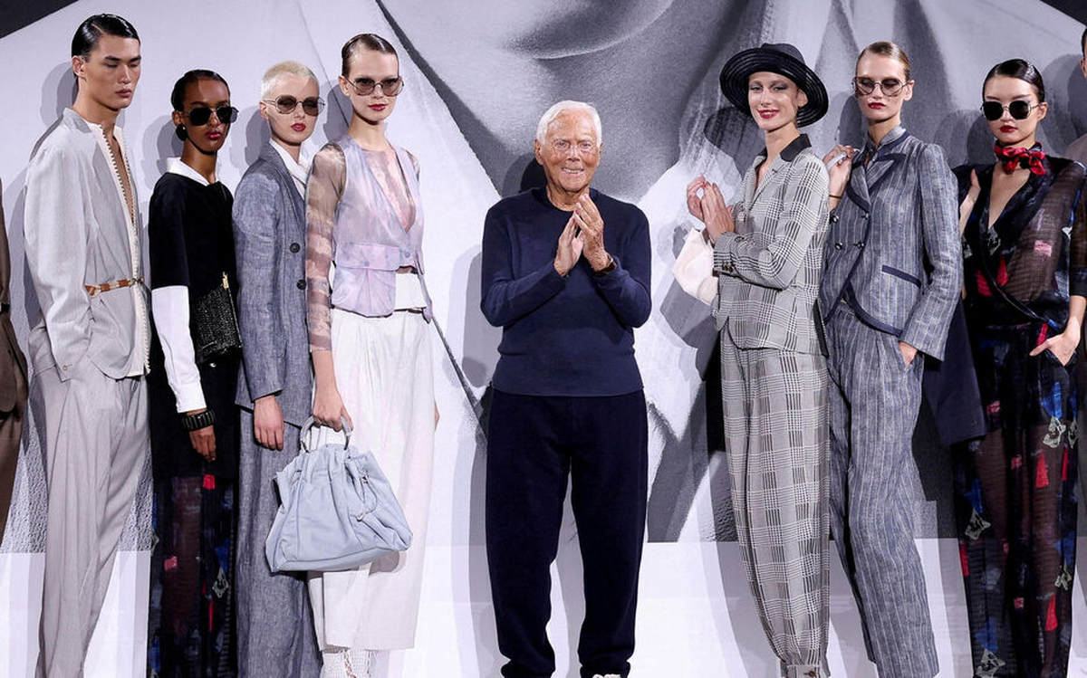 La Fundación Armani asumirá el control y supervisará la venta gradual de hasta el 54,9% del grupo. El plan asegura continuidad, independencia y fidelidad al estilo y legado del diseñador. La Fundación Armani asumirá el control y supervisará la venta gradual de hasta el 54,9% del grupo. El plan asegura continuidad, independencia y fidelidad al estilo y legado del diseñador.