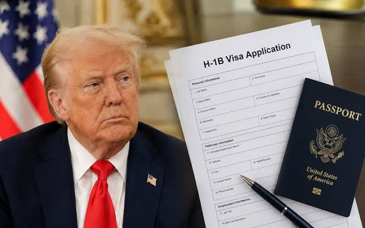 La imagen muestra al presidente Trump junto a un papel para solicitar una visa de trabajo. | IA, RG La imagen muestra al presidente Trump junto a un papel para solicitar una visa de trabajo. | IA, RG