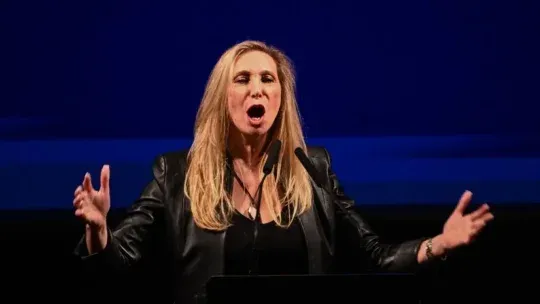 Karina Milei arengando a los militantes.