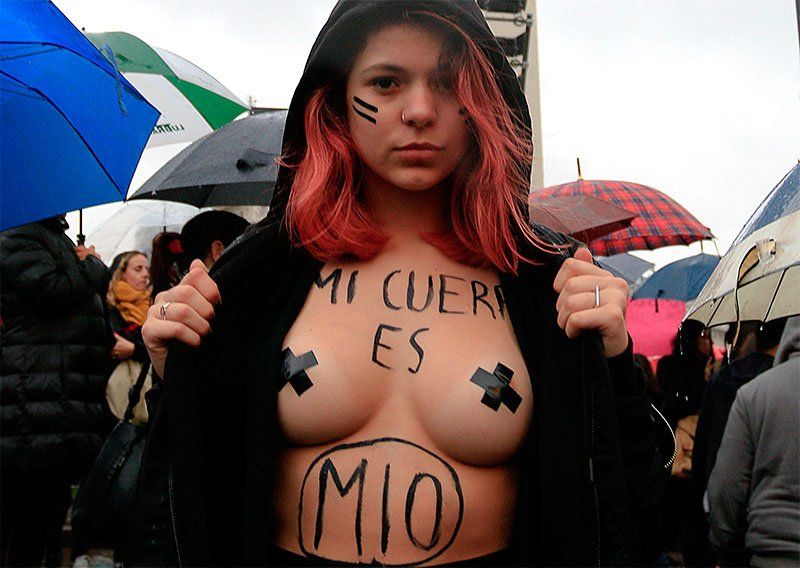 Imagen de una de las marchas de miles de mujeres en lazona del Obelisco y Plaza de Mayo, horas después de realizar un paro de 1 hora bajo el lema Si mi vida no vale, que produzcan sin mí. Foto NA: MARIANO SANCHEZ