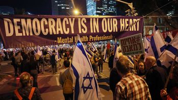 Se reavivan las protestas por el avance de la reforma judicial oficial en el Parlamento israelí. Se reavivan las protestas por el avance de la reforma judicial oficial en el Parlamento israelí.