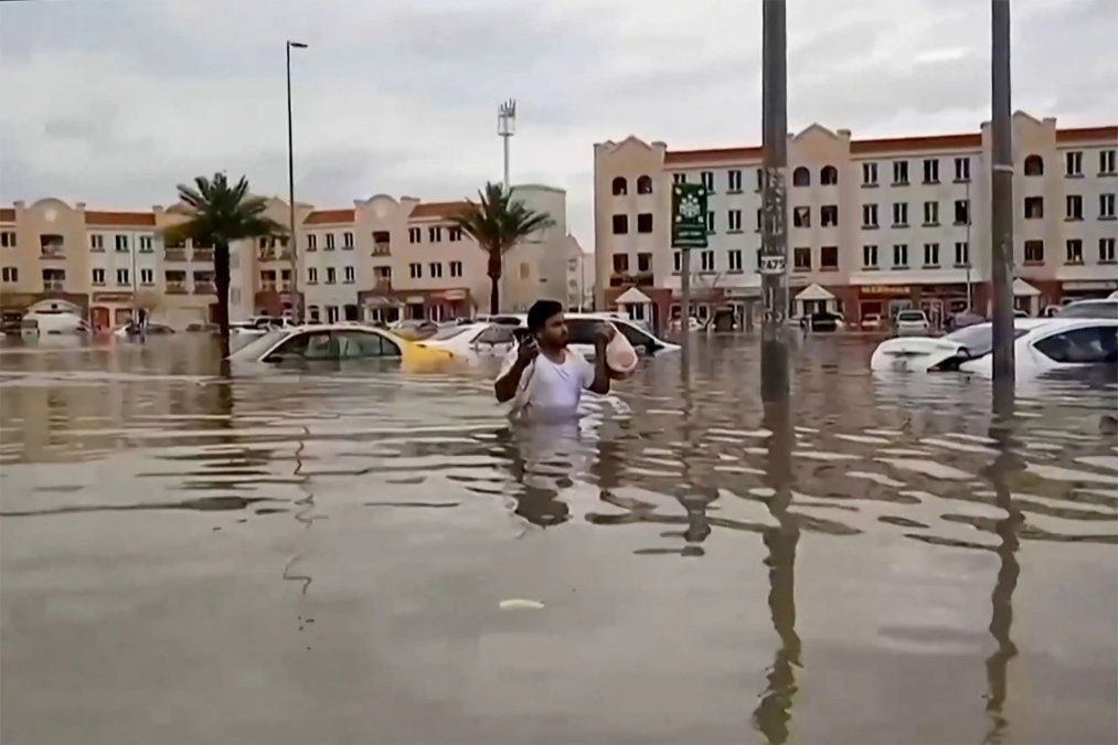 Dubai inundada por las lluvias más intensas en 75 años