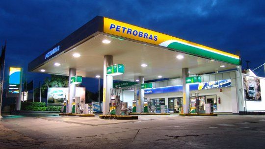 Petrobras elevó su producción a un nivel récord y operó sus refinerías casi a plena capacidad en el tercer trimestre, lo que ayudó al país a sobrellevar las perturbaciones en los mercados energéticos mundiales derivadas de la guerra con Irán, publicó Bloomberg