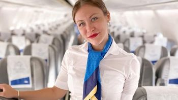 En medio del debate por la privatización de Aerolíneas Argentinas, una azafata embarró la cancha. Polémica por cómo se paga el traslado de la tripulación. En medio del debate por la privatización de Aerolíneas Argentinas, una azafata embarró la cancha. Polémica por cómo se paga el traslado de la tripulación.