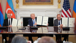 Vahagn Khachaturyan e Ilham Aliyev, presidentes de Armenia y Azerbaiyán, respectivamente, posan ante la mesa de negociaciones con Donald Trump