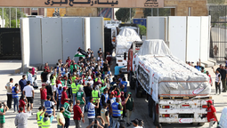 Camiones ingresan a Gaza por muelle flotante