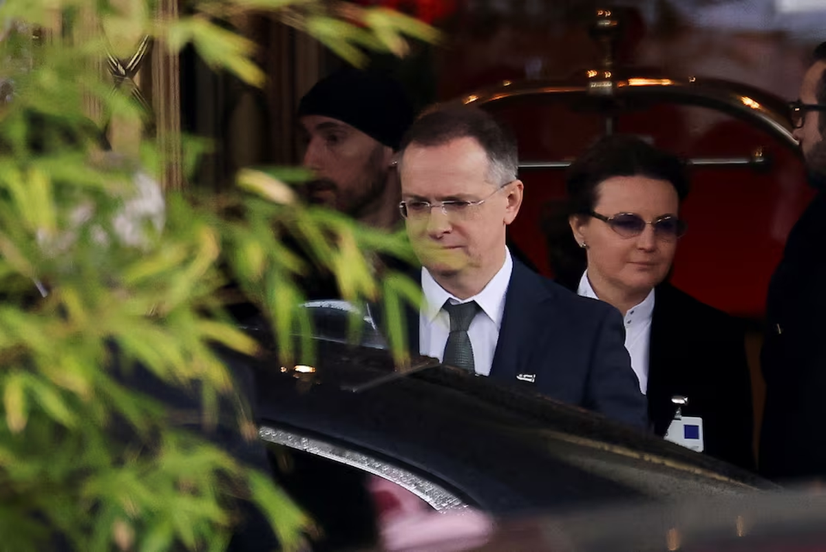 El asesor del Kremlin, Vladimir Medinsky, sale del hotel InterContinental después de que finalizaran las conversaciones de paz entre Rusia y Ucrania mediadas por Estados Unidos en Ginebra, Suiza, el 18 de febrero de 2026. | GENTILEZA REUTERS El asesor del Kremlin, Vladimir Medinsky, sale del hotel InterContinental después de que finalizaran las conversaciones de paz entre Rusia y Ucrania mediadas por Estados Unidos en Ginebra, Suiza, el 18 de febrero de 2026. | GENTILEZA REUTERS