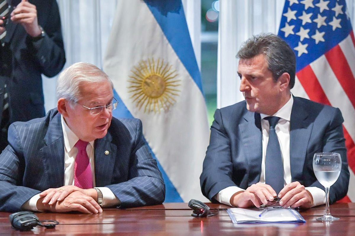 El ministro de Economía, Sergio Massa, recibió a una delegación bipartidaria del Senado de Estados Unidos para avanzar en el intercambio de información fiscal y en temas energéticos