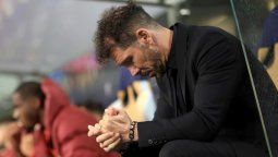 Diego Simeone, pensativo en el Metropolitano, en un momento de máxima presión tras las críticas por el rendimiento del Atlético.