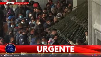 Los usuarios violentaron el ingreso a la estación de Constitución por las demoras generadas por un piquete de tercerizados. Los usuarios violentaron el ingreso a la estación de Constitución por las demoras generadas por un piquete de tercerizados.