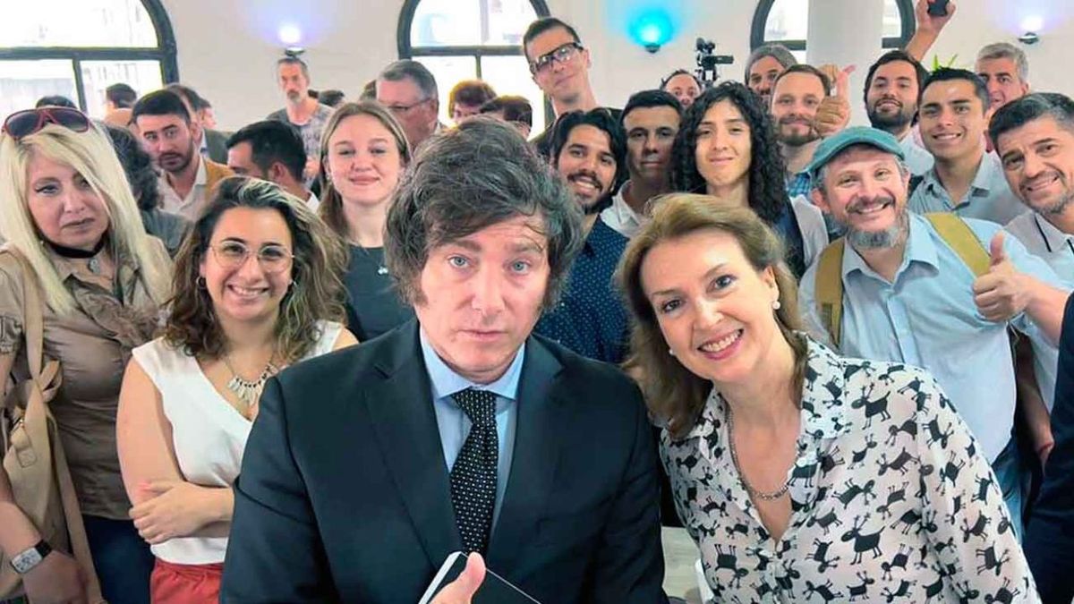 Javier Milei y Diana Mondino junto a un grupo de seguidores de LLA