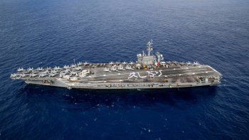 USA reemplaza un portaaviones clave en Medio Oriente tras crisis psicológica