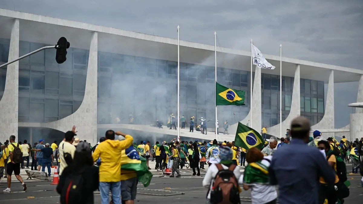 El Juez, Luiz Fux, desvinculó a Jair Bolsonaro de los incidentes en Brasilia (2023) El Juez, Luiz Fux, desvinculó a Jair Bolsonaro de los incidentes en Brasilia (2023)