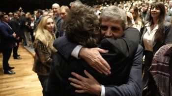 Abrazos (para la foto), pero crece la tensión entre los Milei y Luis Caputo