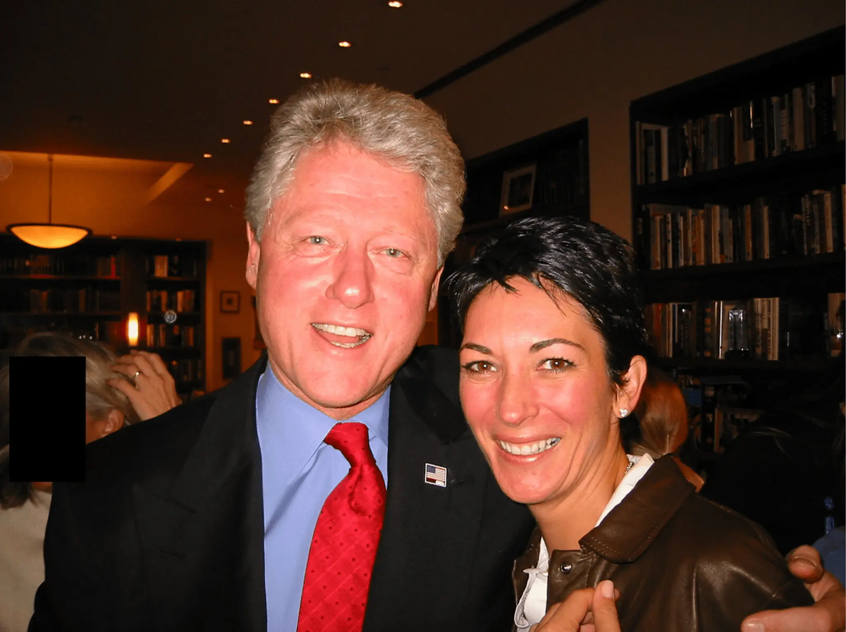 Una fotografía publicada por el Departamento de Justicia muestra al expresidente Bill Clinton con Ghislaine Maxwell. Correos electrónicos recientemente publicados muestran el papel tras bambalinas de la Sra. Maxwell en la creación de la Iniciativa Global Clinton, una de las iniciativas emblemáticas del Sr. Clinton tras su salida de la Casa Blanca.Crédito...Departamento de Justicia de los Estados Unidos Una fotografía publicada por el Departamento de Justicia muestra al expresidente Bill Clinton con Ghislaine Maxwell. Correos electrónicos recientemente publicados muestran el papel tras bambalinas de la Sra. Maxwell en la creación de la Iniciativa Global Clinton, una de las iniciativas emblemáticas del Sr. Clinton tras su salida de la Casa Blanca.Crédito...Departamento de Justicia de los Estados Unidos