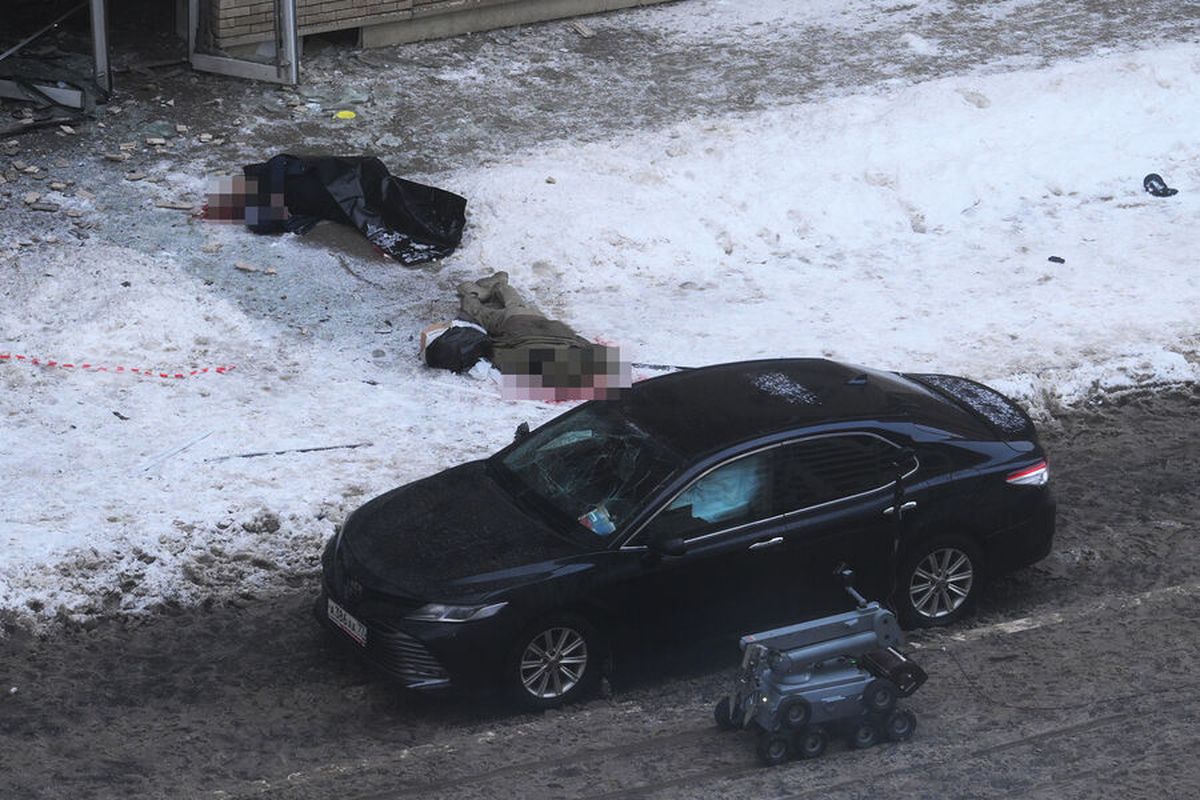 Igor Kirillov muerto antes de ingresar al vehículo. Cerca, el scooter. Y la videocámara.