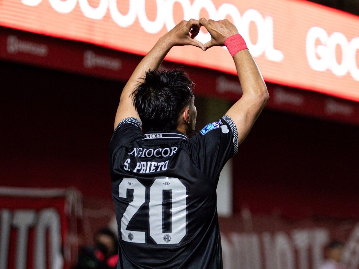 Sebastián Prieto festeja el gol ante Independiente Rivadavia que dejó a Argentinos Juniors igual que Boca