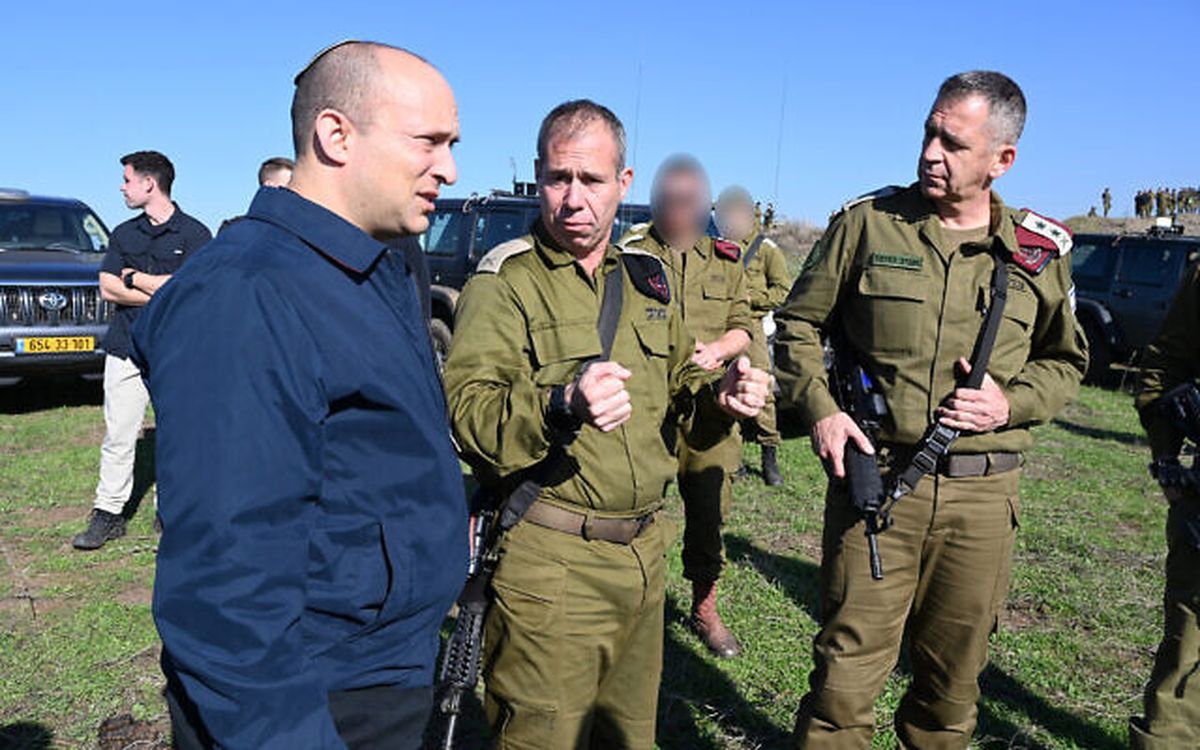 Mayor general (en ese tiempo general de brigada) Avi Gil entre Naftali Bennett y Aviv Kohavi. Mayor general (en ese tiempo general de brigada) Avi Gil entre Naftali Bennett y Aviv Kohavi.