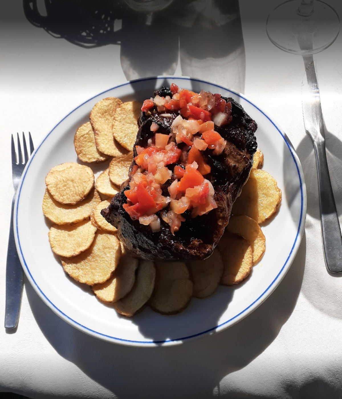 El menú que no falla en ninguno de los restaurantes: carne rellena con papas españolas.