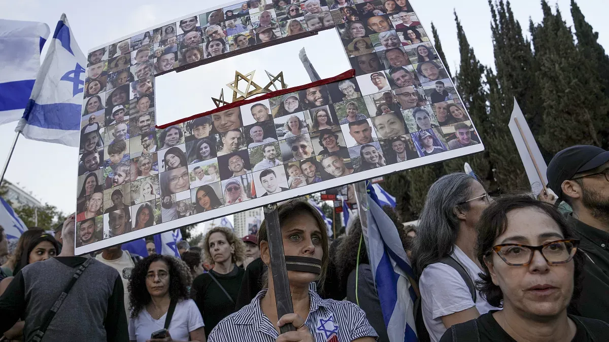 Según Israel, de los 120 rehenes en Gaza, 43 murieron en cautiverio. Según Israel, de los 120 rehenes en Gaza, 43 murieron en cautiverio.