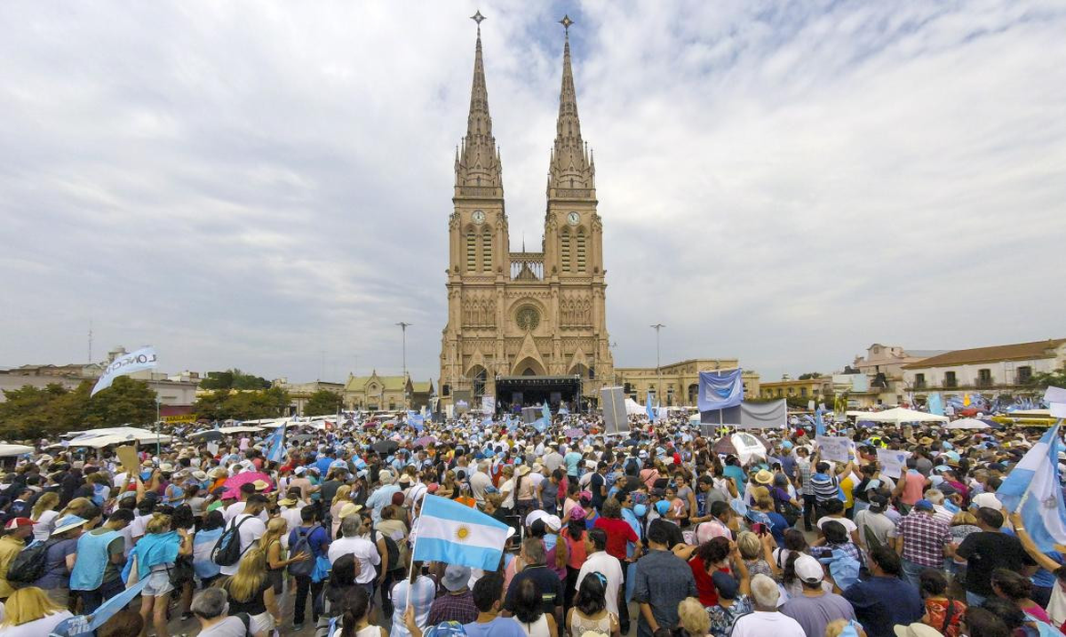 Cada año, miles de fieles y peregrinos se reúnen en la Basílica de Luján para pedir y agradecerle a la Virgen. Desde los 1600 hasta hoy, la Virgen de Luján es parte importante de la cultura y la fe en Argentina. Cada año, miles de fieles y peregrinos se reúnen en la Basílica de Luján para pedir y agradecerle a la Virgen. Desde los 1600 hasta hoy, la Virgen de Luján es parte importante de la cultura y la fe en Argentina.