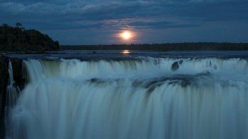 Las Cataratas del Iguazú a la luz de la luna llena. Las Cataratas del Iguazú a la luz de la luna llena.