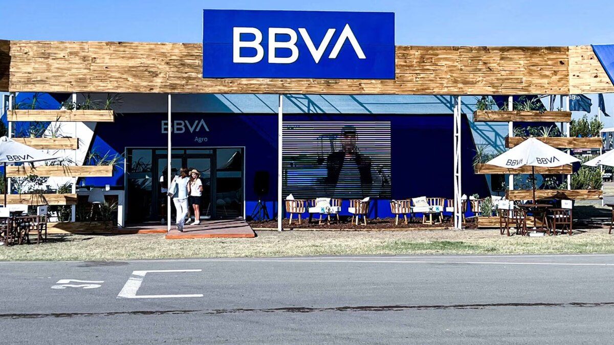 El BBVA se sumó a la Inteligencia Artificial (IA) y lanzó la herramienta de BBVA Agro Advisor para revolucionar el asesoramiento financiero al campo. El BBVA se sumó a la Inteligencia Artificial (IA) y lanzó la herramienta de BBVA Agro Advisor para revolucionar el asesoramiento financiero al campo.