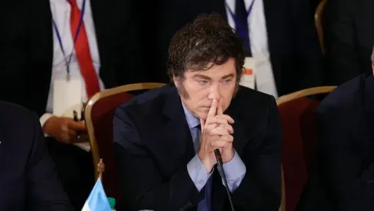 Javier Milei enfrenta una semana de tensión financiera y política. Javier Milei enfrenta una semana de tensión financiera y política.