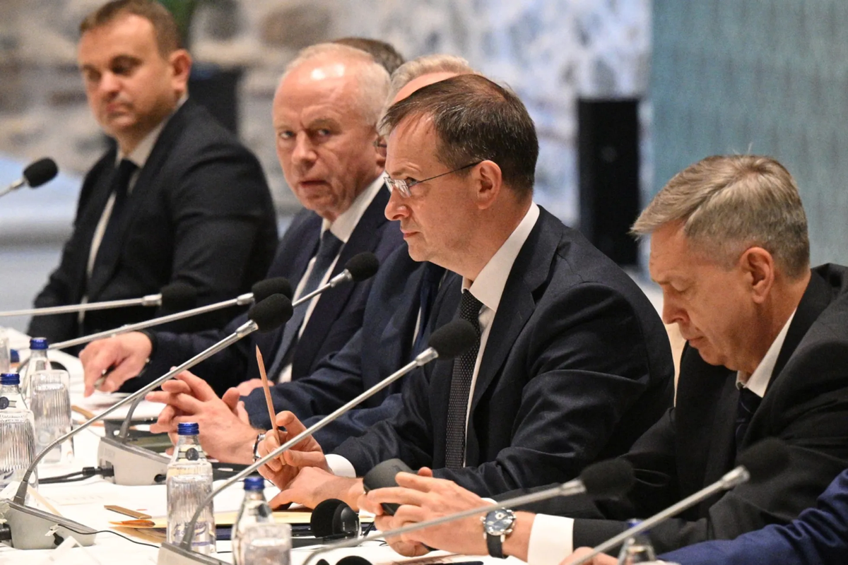 El segundo desde la derecha es el jefe de la delegaci&oacute;n, asistente del presidente de la Federaci&oacute;n de Rusia, Vladimir Medinsky. 16/05/2025, Estambul.
