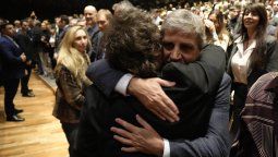 El abrazo (para la foto) de Javier Milei y Luis Caputo, bajo la atenta mirada de Karina... El abrazo (para la foto) de Javier Milei y Luis Caputo, bajo la atenta mirada de Karina...