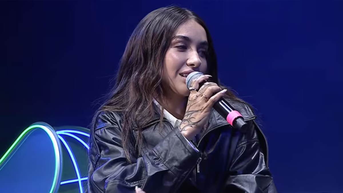 En el mismo evento, María Becerra fue ovacionada por un mensaje que se sintió social y cercano, mientras que Ariel Sbdar (CEO de Cocos) fue abucheado al intentar dar su charla, que no pudo desarrollar. Fuente: YouTube En el mismo evento, María Becerra fue ovacionada por un mensaje que se sintió social y cercano, mientras que Ariel Sbdar (CEO de Cocos) fue abucheado al intentar dar su charla, que no pudo desarrollar. Fuente: YouTube