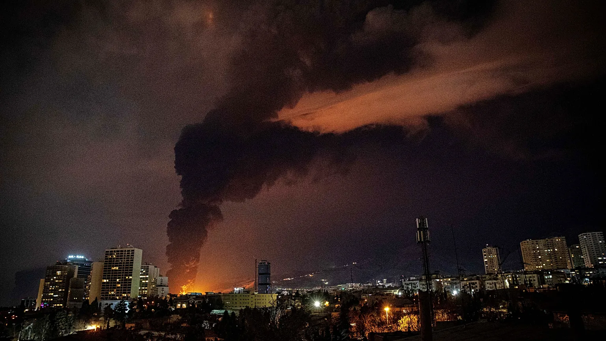 Restos de drones interceptados en la Provincia Oriental de Arabia Saudita, zona clave para la producción petrolera global.