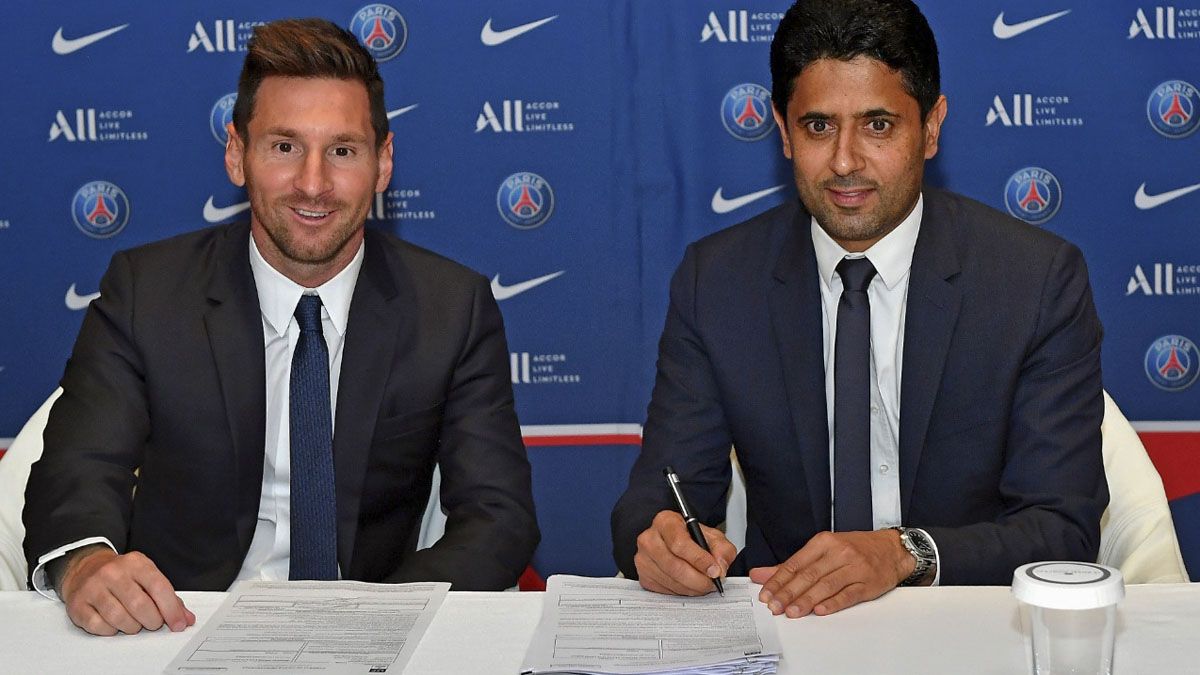 Lionel Messi durante la firma de su contrato con el PSG junto al presidente del club, Nasser Al-Khelaïfi. (Foto: Noticias Argentinas/PSG)