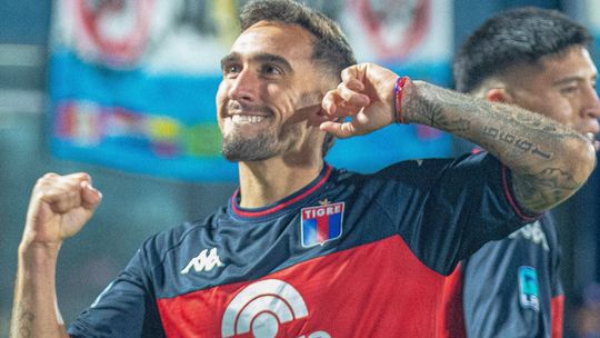Mauro Méndez festeja su gol en Tigre