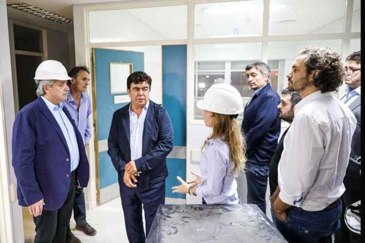 Alberto Fernández, Fernando Espinoza, Máximo Kirchner y Santiago Cafiero en el hospital en construcción en La Matanza.