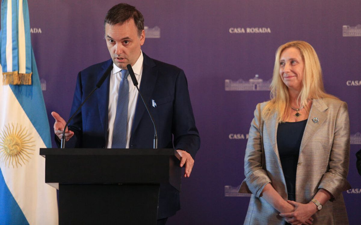 Karina Milei con Manuel Adorni, el candidato que eligió para la CABA como parte de la estrategia política de LLA. Karina Milei con Manuel Adorni, el candidato que eligió para la CABA como parte de la estrategia política de LLA.