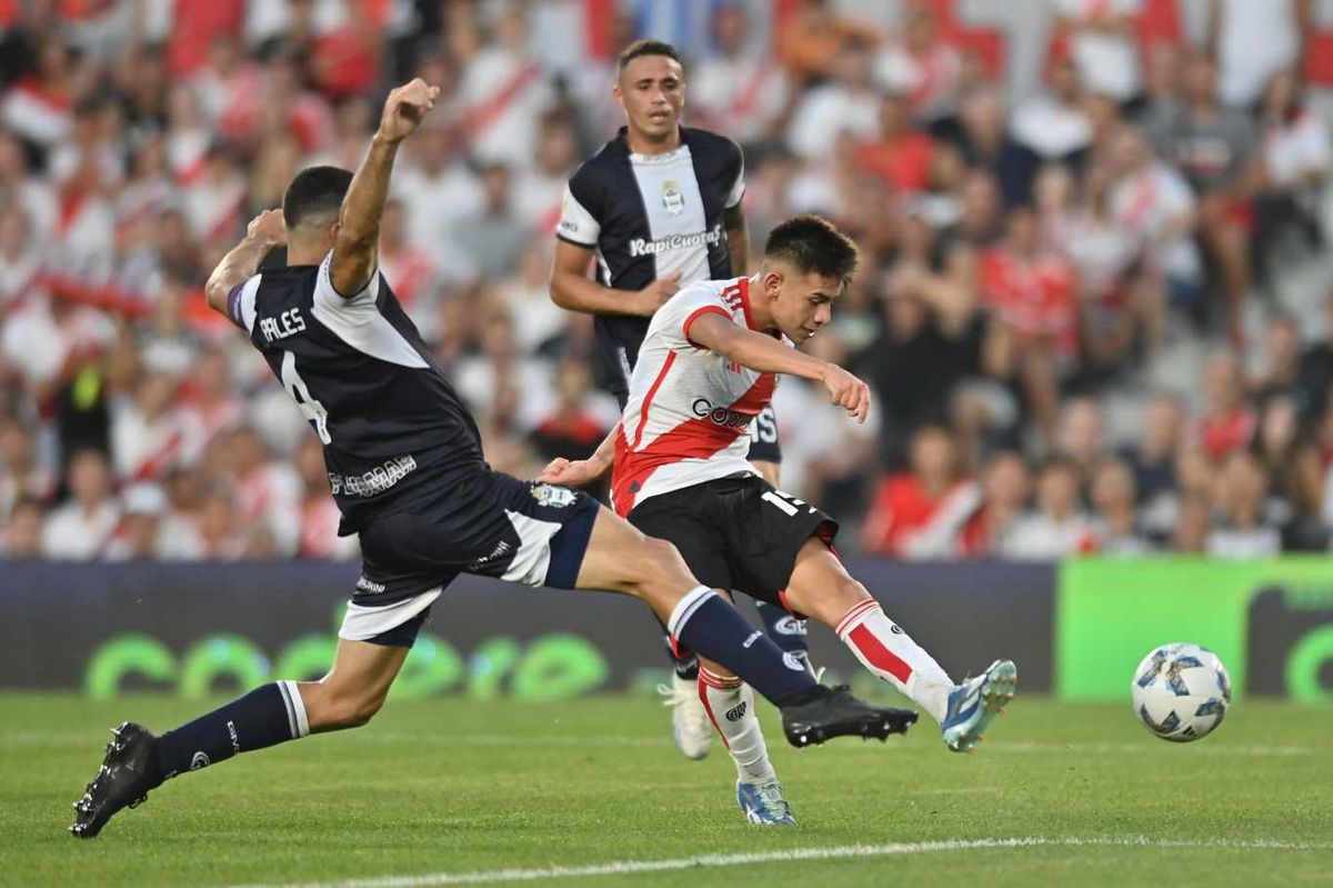 River Plate le ganó a Gimnasia y Esgrima 3 a 1. Aquí el gol de Claudio Echeverri para el 1 a 1.