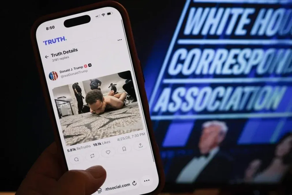 Foto ilustrativa: un teléfono con un posteo del presidente Trump sobre el sospechoso del tiroteo ocurrido durante la Cena de Corresponsales de la Casa Blanca, el 25 de abril de 2026, donde asistía el propio mandatario. Foto ilustrativa: un teléfono con un posteo del presidente Trump sobre el sospechoso del tiroteo ocurrido durante la Cena de Corresponsales de la Casa Blanca, el 25 de abril de 2026, donde asistía el propio mandatario.