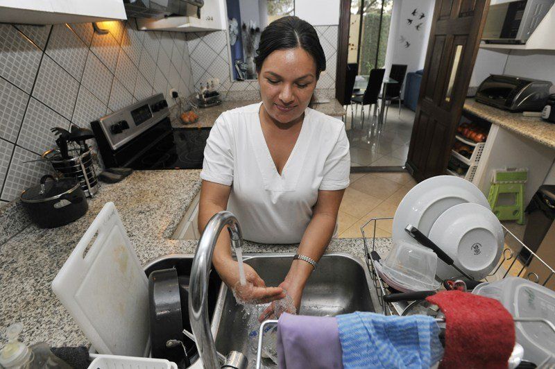 Se perdieron 15.000 empleos en casas particulares. Se perdieron 15.000 empleos en casas particulares.