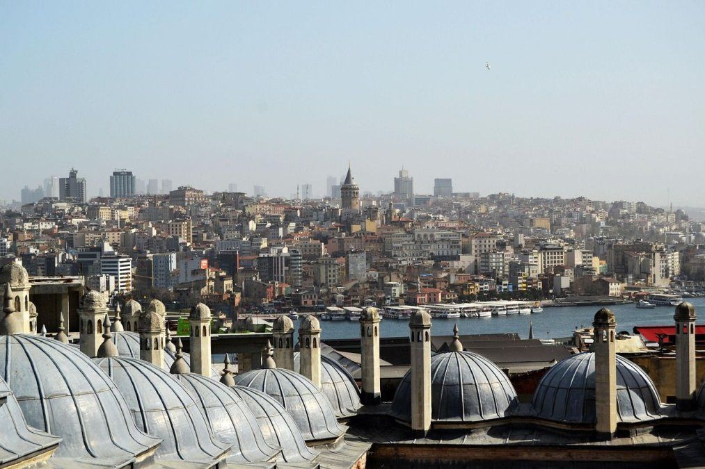 Vista panorámica de Estambul con el Bósforo como eje, una ciudad que dejó atrás su perfil low cost y redefine su modelo turístico.